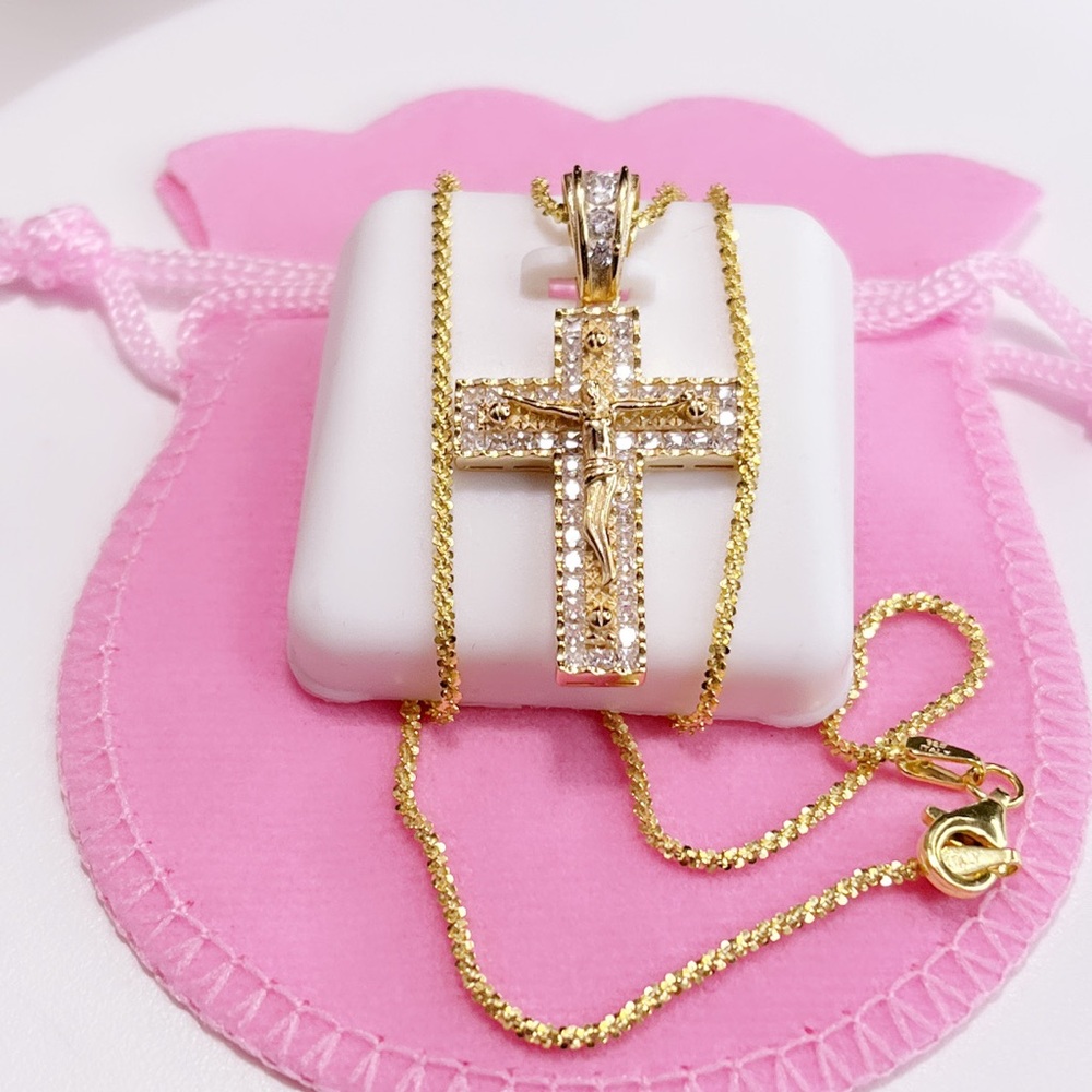 Elegant Gold Cross Pendant Necklace